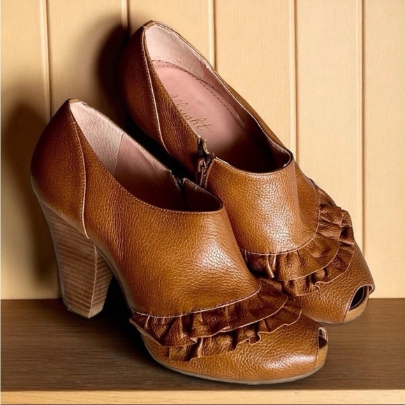 Anthropologie Miss Albright Ruffle Peep Toe Brown Leather Bootie Sz 39 US 8.5 - Picture 1 of 13